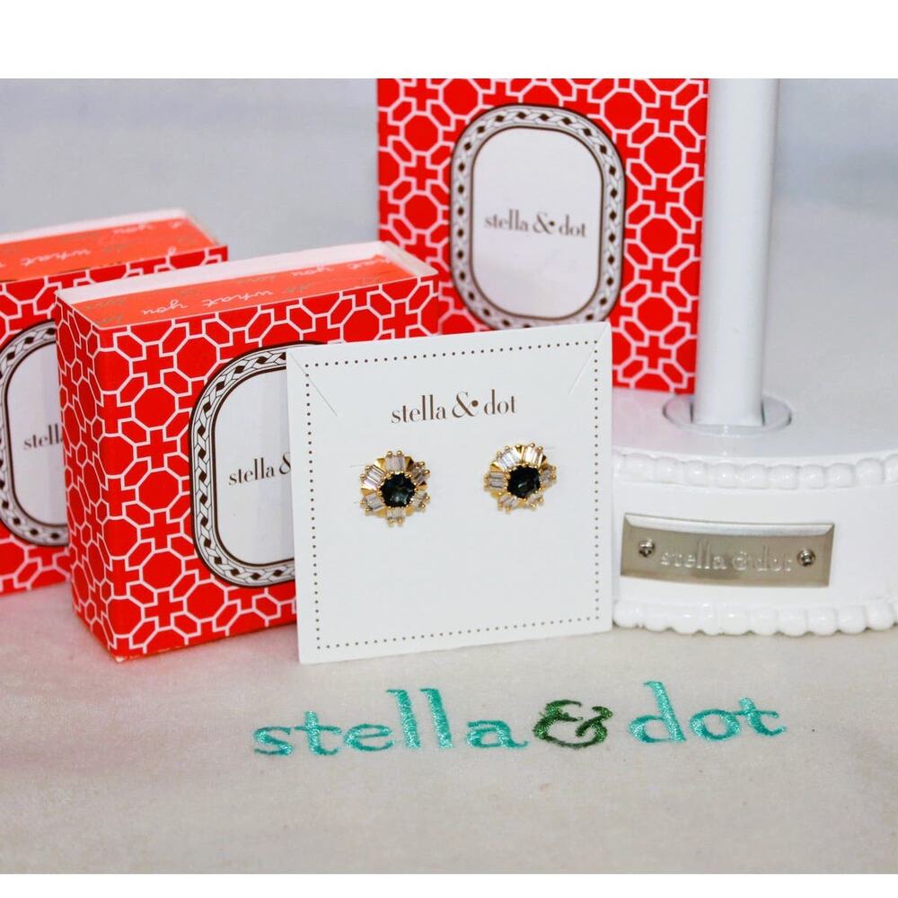 NIB Stella & Dot Heirloom Studs Earrings.  Blue center stone.